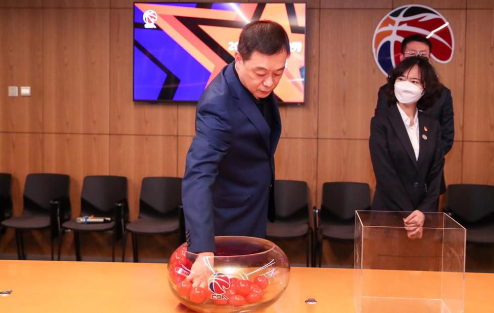 积分榜方面，巴黎积37分以5分优势领跑，里尔积28分升至第4。